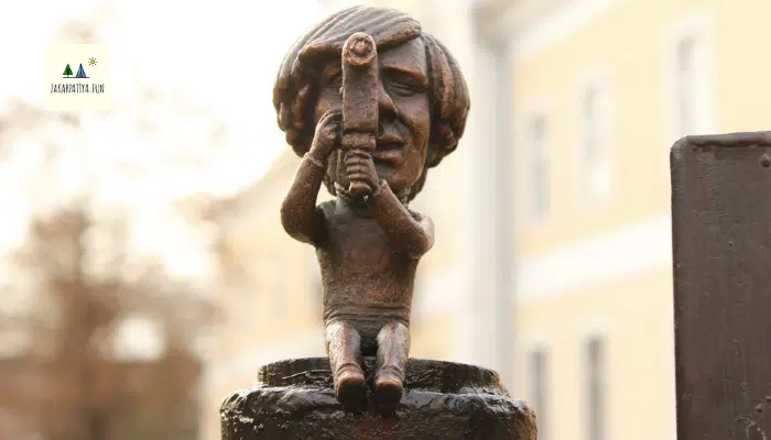 mini skulpturi uzhgoroda uorhol 1